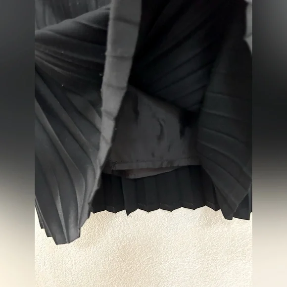 Midi Pleated black skirt | size 6 - Picture 4 of 6
